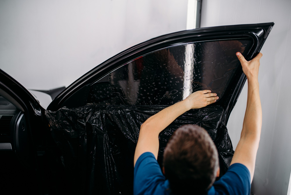 specialist-with-drier-tinting-film-installation